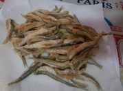 Una foto de boquerón frito