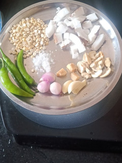 தேங்காய் சட்னி (Thenkaai chutney recipe in tamil) செய்முறை முக்கிய புகைப்படம்