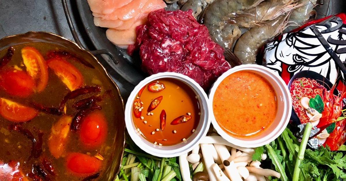 Có những sự kết hợp nguyên liệu nào đặc biệt trong mâm lẩu hải sản để tăng thêm hương vị?
