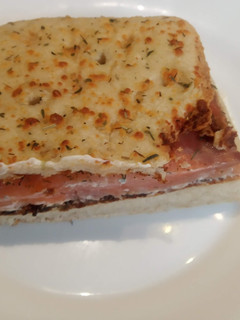 Una foto de Focaccia con queso Philadelphia y salmón ahumado