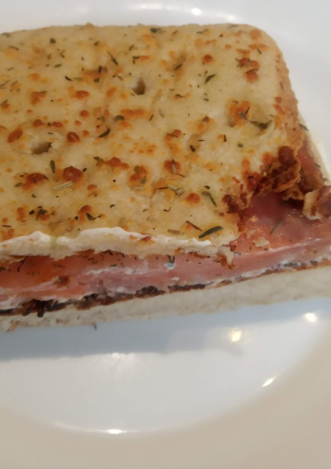 Una foto de Focaccia con queso Philadelphia y salmón ahumado