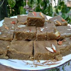 A picture of Gur papdi.
