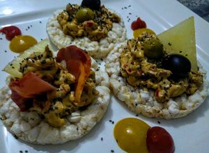 Una foto de Dips de queso crema sobre galletas de arroz integral y quinua!💕