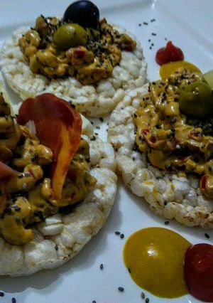 Una foto de Dips de queso crema sobre galletas de arroz integral y quinua!💕