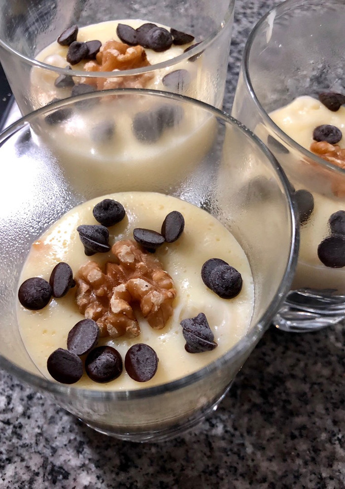 Una foto de Vasos crujientes de chocolate blanco