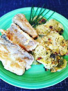 Una foto de Merlucita con patatas fácil