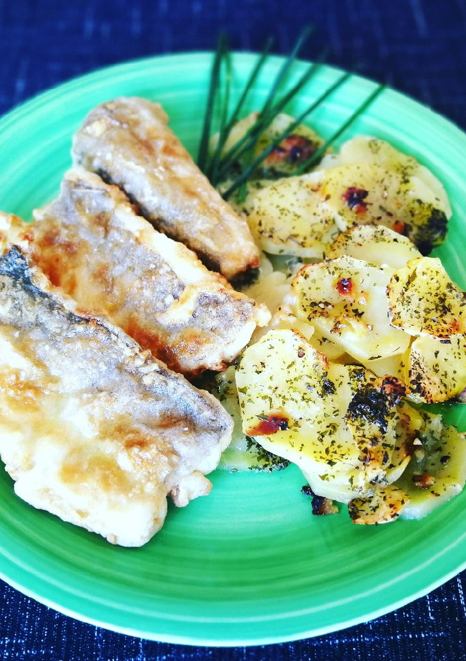 Una foto de Merlucita con patatas fácil