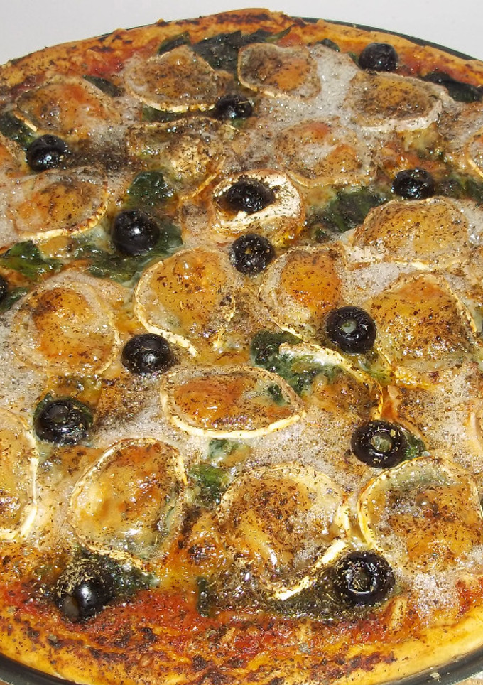 Una foto de Pizza económica con rulo de queso de cabra (Glaciar)