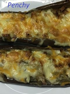 Una foto de Berenjenas rellenas con cebolletas y bacon