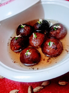 सूजी के गुलाब जामुन (Suji ke gulab jamun recipe in hindi) रेसिपी मुख्य फोटो