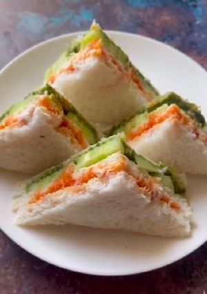 ત્રિરંગી સેન્ડવીચ (Trirangi Sandwich Recipe In Gujarati) રેસીપી મુખ્ય ફોટો