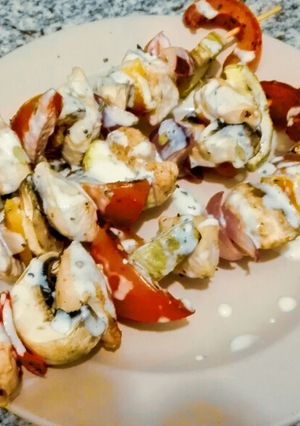 Una foto de Brochetes de pollo mediterráneo