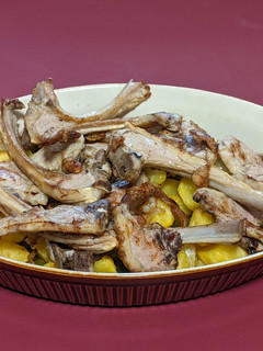 Una foto de Fritura de lechal con patatas y pimiento