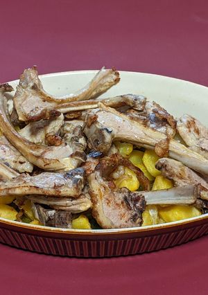 Una foto de Fritura de lechal con patatas y pimiento