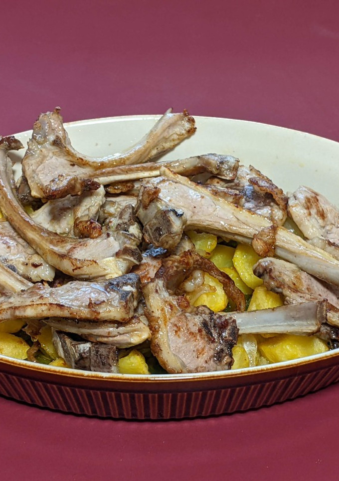 Una foto de Fritura de lechal con patatas y pimiento
