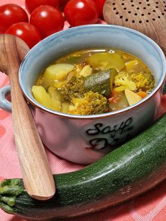 Paradicsomos, pikáns cukkinileves (vegán) recept fotója
