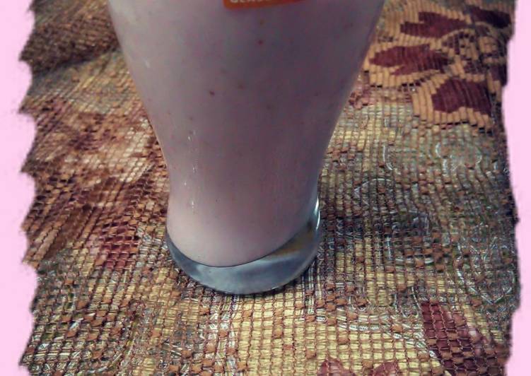 YumMy 😋 Strawberry 🍓 Shake...🥤