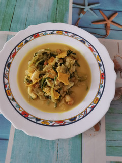 Una foto de Espaguetis de calabacín con gambas y tortilla