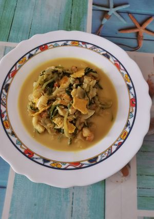 Foto principal de Espaguetis de calabacín con gambas y tortilla