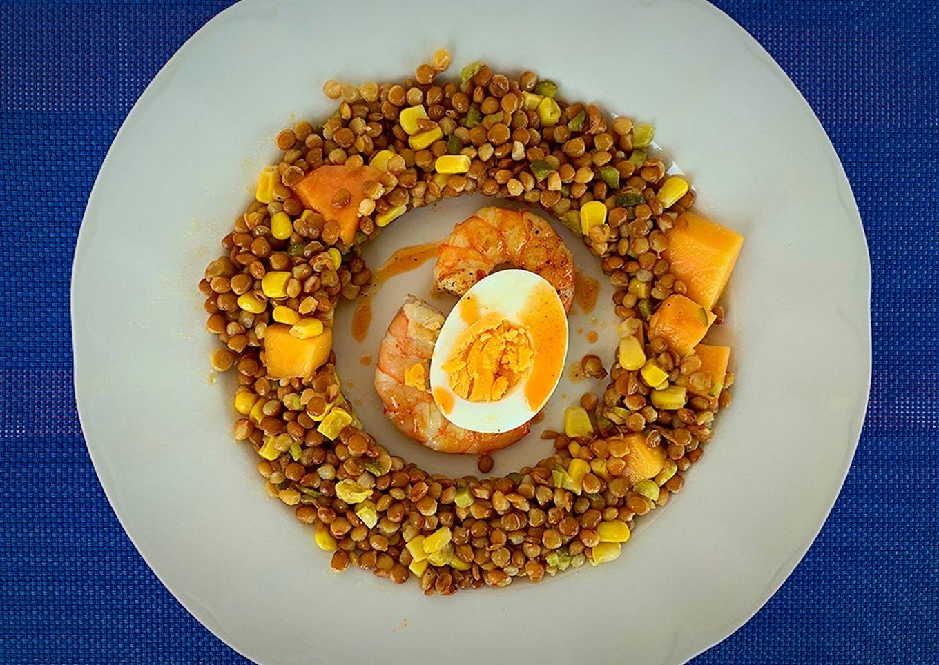 Ensalada de lentejas, papaya, huevo, langostinos y el aliño de sus cabezas