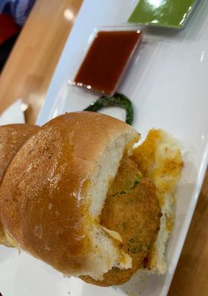 વડાપાઉં (Vada Pav Recipe In Gujarati) રેસીપી મુખ્ય ફોટો