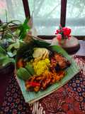 (642) Nasi Kuning Komplit