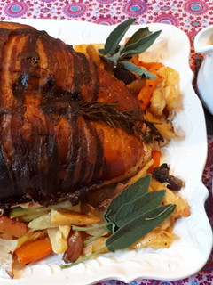 Una foto de Pavo asado relleno de cerdo, castaña, bacon y tomillo y verduras