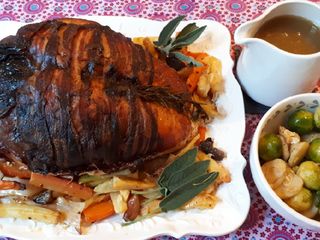 Pavo asado relleno de cerdo, castaña, bacon y tomillo y verduras