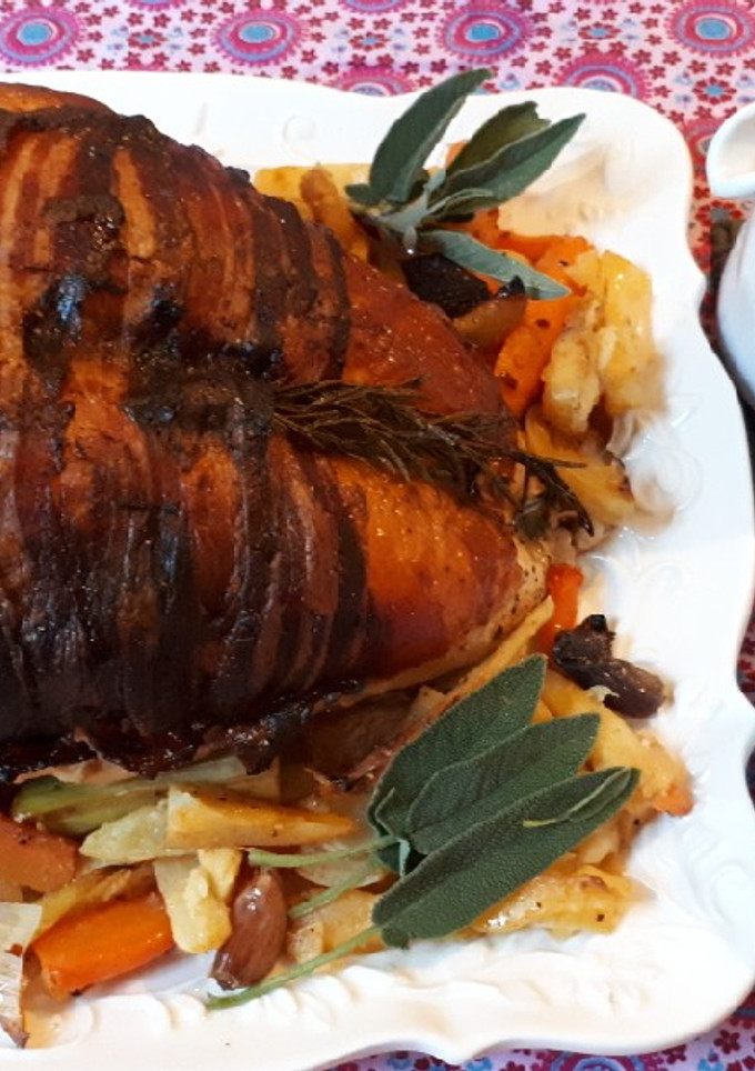 Una foto de Pavo asado relleno de cerdo, castaña, bacon y tomillo y verduras
