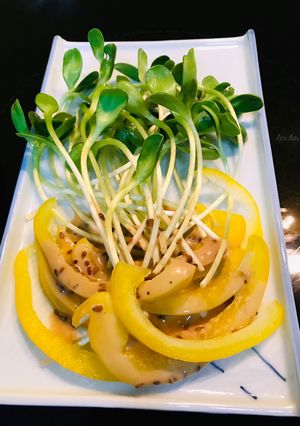 Hình của món Salad mầm hướng dương, ớt chuông.