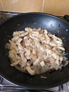 Una foto de Pollo con cebolla y pasas