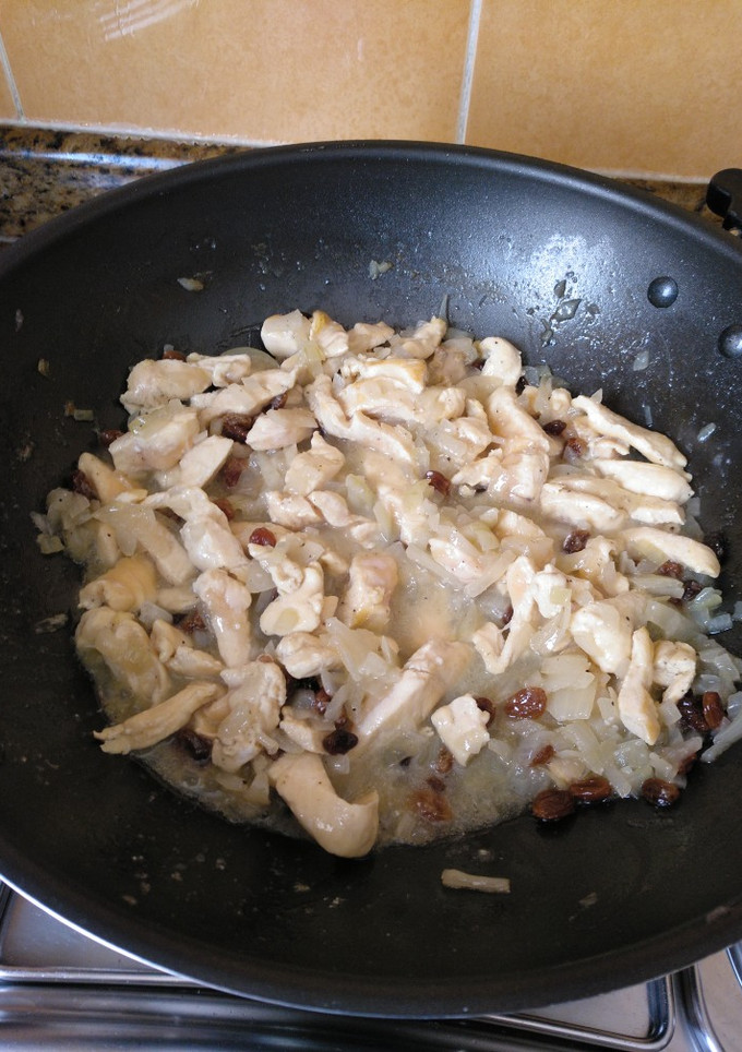Una foto de Pollo con cebolla y pasas