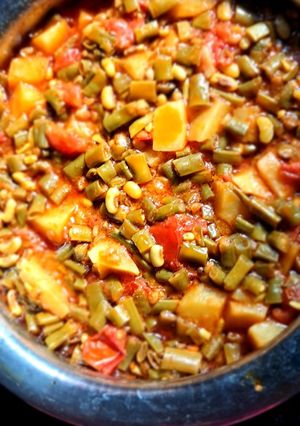 ચોળી બટાકા નું શાક (Chori Bataka Shak Recipe In Gujarati) રેસીપી મુખ્ય ફોટો