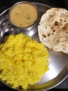 પીળી મગની દાળની ખીચડી (Yellow Moong Dal Khichdi Recipe In Gujarati) રેસીપી મુખ્ય ફોટો