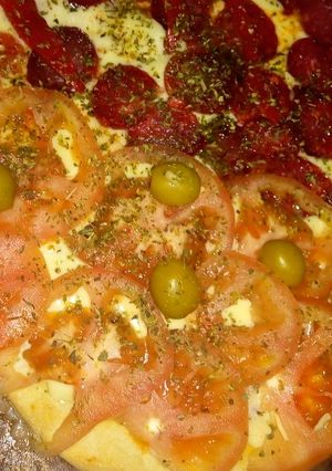 Una foto de Pizza casera!! Con los ingredientes que nos sobra en la heladera