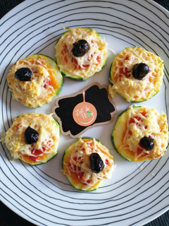 Une photo de 🍕Courgette façon mini pizza végétarienne