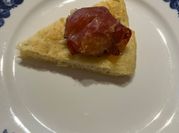 Una foto di focaccia e fichi