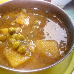 A picture of Aloo matar.