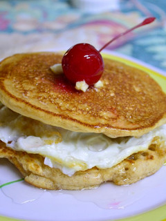 Una foto de Hot cakes con huevo