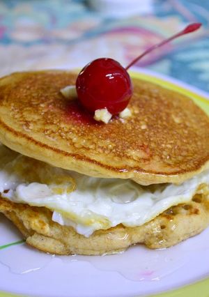 Una foto de Hot cakes con huevo