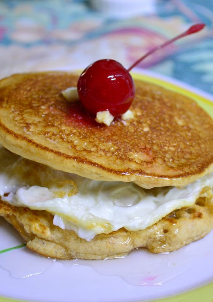 Una foto de Hot cakes con huevo