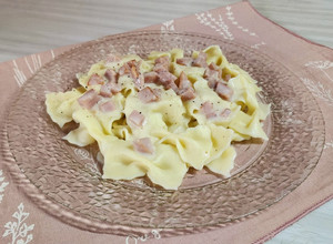 Una foto de 🍝 Farfalle caseros con salsa bechamel de jamón y oliva 🍝 - 🍝 Fideos moñitos caseros con semolín🍝