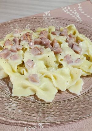 Una foto de 🍝 Farfalle caseros con salsa bechamel de jamón y oliva 🍝 - 🍝 Fideos moñitos caseros con semolín🍝