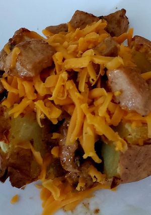 A picture of Jacket Potato filled with Chicken in Peppercorn Sauce. 🤩.