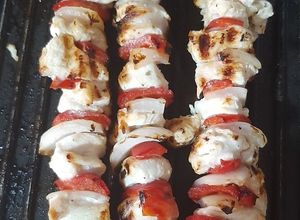Una foto de Pinchos de pollo 🍢