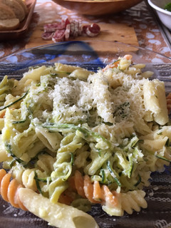 Foto principal de Fusilli y macarrones con menta y calabacín