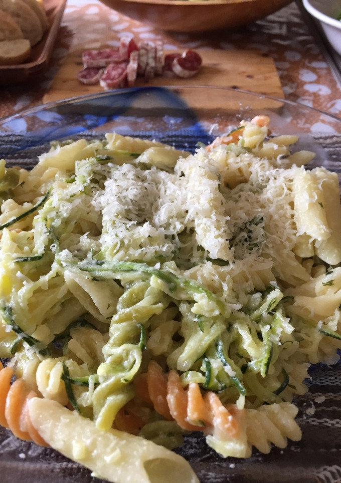 Una foto de Fusilli y macarrones con menta y calabacín