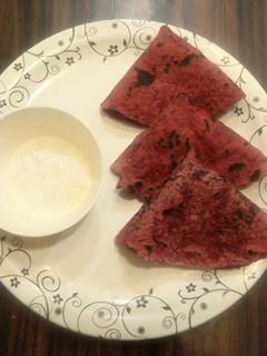 बीटरूट पराठा (beetroot paratha recipe in marathi) रेसिपी चे मुख्य फोटो