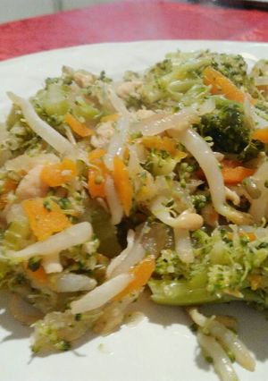 Una foto de Chop suey con pollo