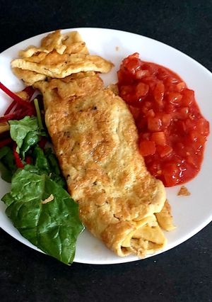 A picture of My Plain Crisp Omelette and Salsa 😋.